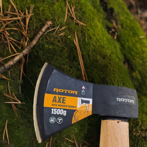 Axe with wooden handle, model 613